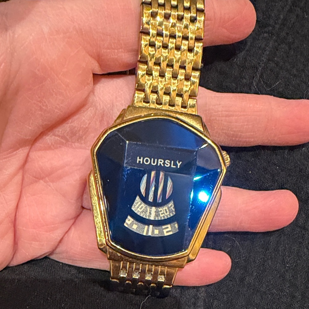 Hoursly Statement Watch Needs Battery